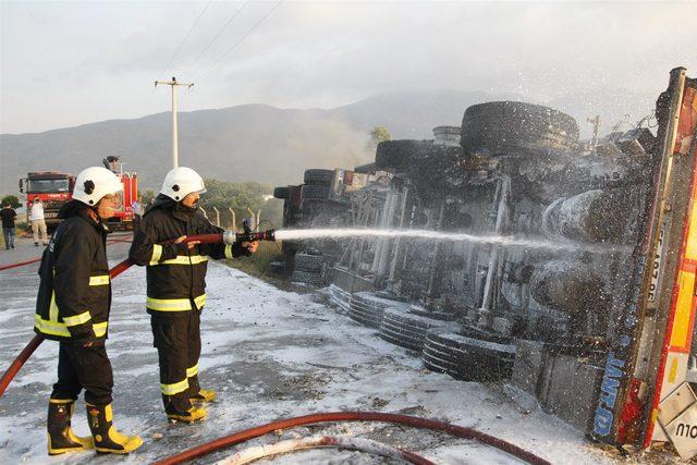 Metanol yüklü tanker devrilip alev aldı, sürücü yaralandı