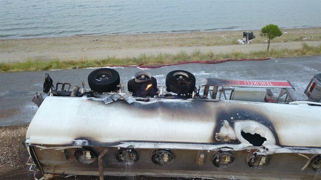 Metanol yüklü tanker devrilip alev aldı, sürücü yaralandı