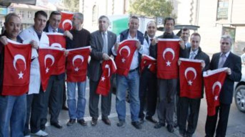 Balıkesir'de esnaflara 2 bin bayrak dağıldı