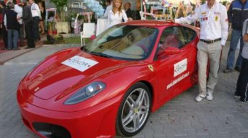 Alışveriş merkezleri reklamlarını Ferrari ile yapıyor