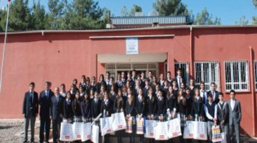 İkem Koleji'nden kardeş okula malzeme yardımı