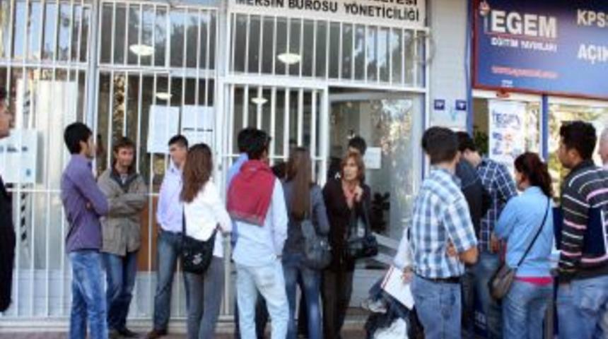 A&ccedil;ık &Ouml;ğretim Fak&uuml;ltesi &ouml;ğrencileri kayıt &ccedil;ilesine tepki g&ouml;sterdi