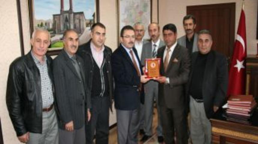 Aziziye Belediye Başkanı Cengiz'den Altınok&rsquo;a teşekk&uuml;r plaketi