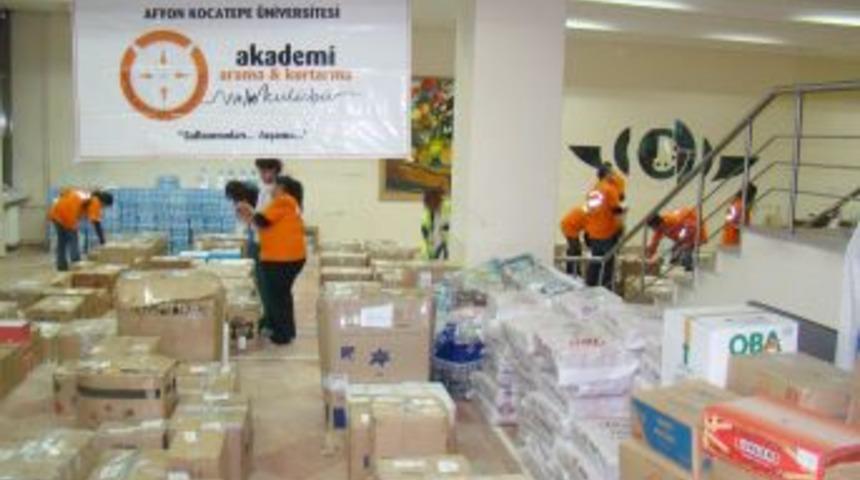 AK&Uuml; &ouml;ğrenci ve hocaları depremzedeleri yalnız bırakmadı