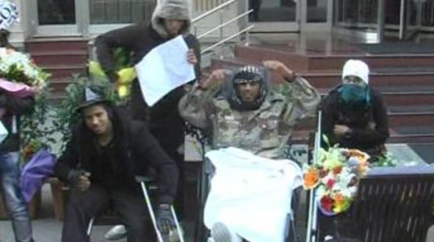 Libyalı yaralılar otel &ouml;n&uuml;nde kamp kurdu