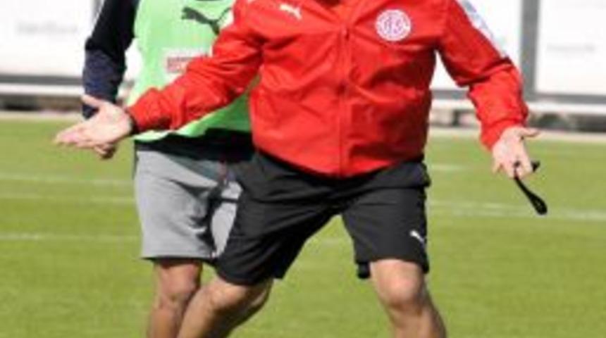 Mehmet &Ouml;zdilek: Futbolumuzun karşılığını puan olarak alamıyoruz