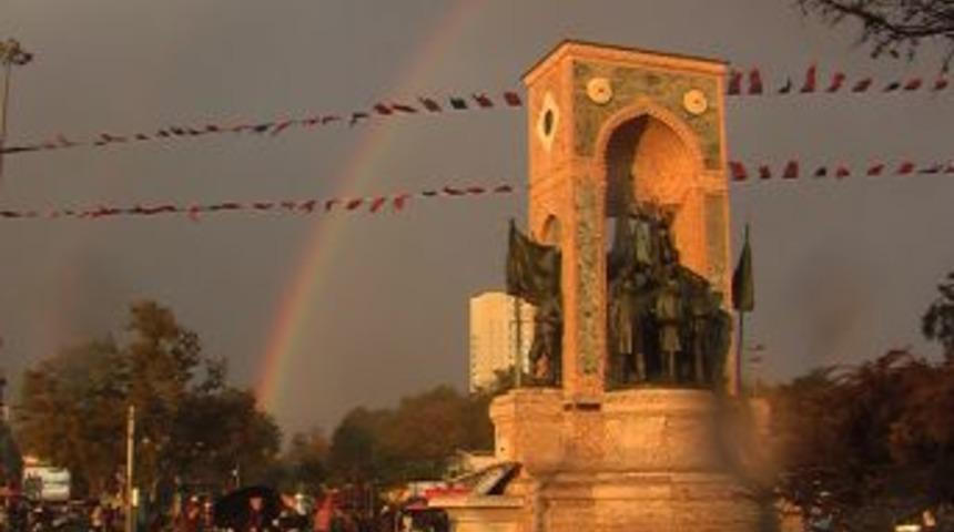 Taksim&rsquo;de g&ouml;kkuşağı