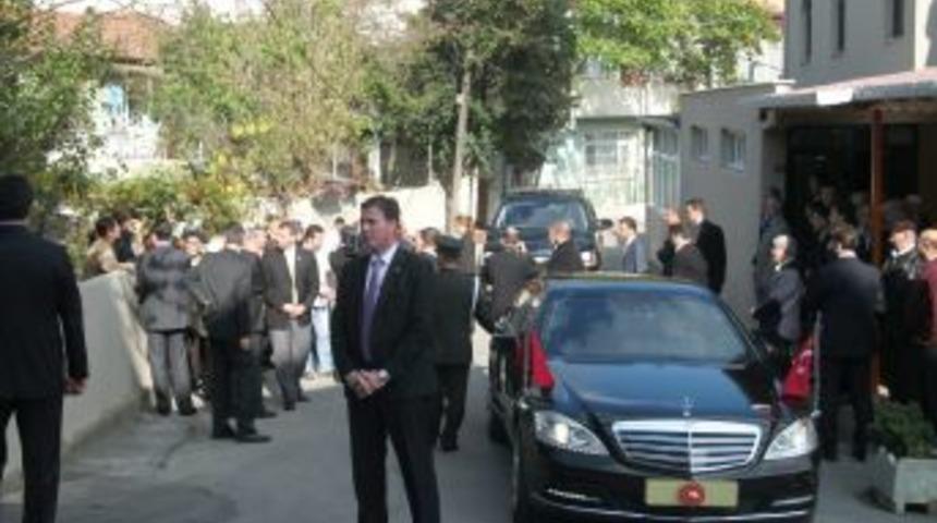 Cumhurbaşkanı G&uuml;l, Cuma Namazı &ccedil;ıkışı vatandaşlarla bayramlaştı