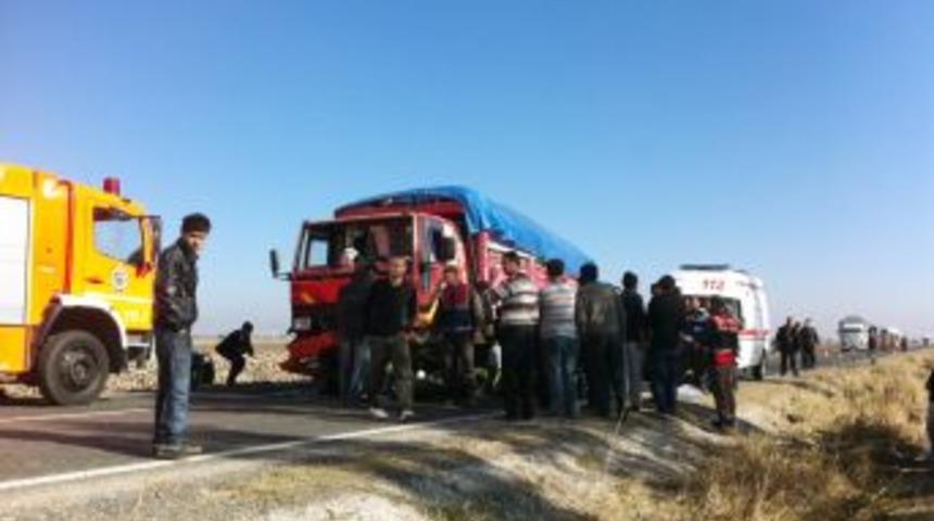 Lastiği patlayan ara&ccedil; TIR'ın altına girdi: 4 &ouml;l&uuml;, 1 ağır yaralı