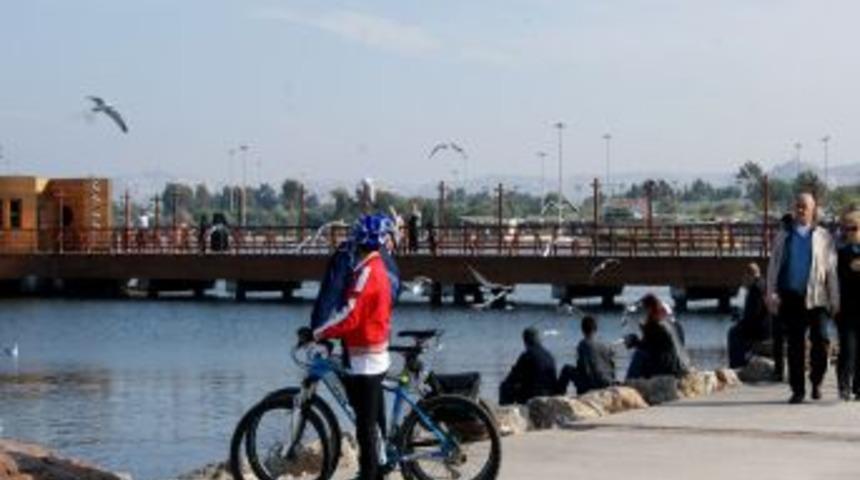 İzmirliler yazdan kalma havanın tadını çıkardı