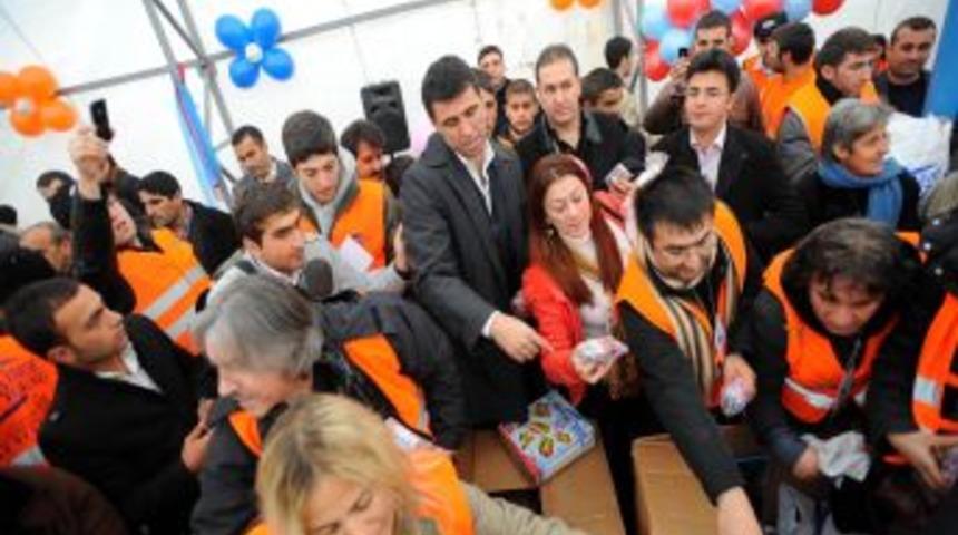 Kimse Yok Mu, Van'da oyun &ccedil;adırı kurdu, &uuml;nl&uuml;lerin elinden oyuncak dağıttı