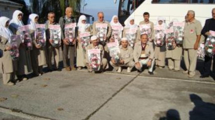 Hacılar Alaplı&rsquo;da &ccedil;i&ccedil;eklerle karşılandı