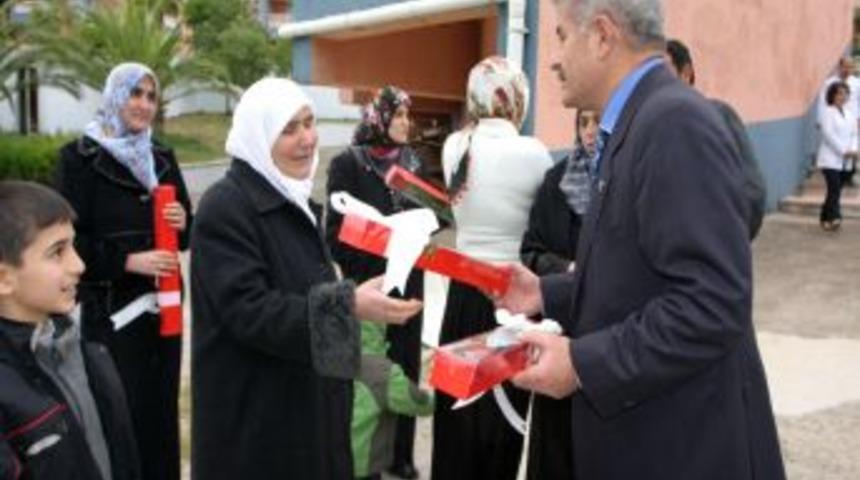 Van'dan 450 depremzede Adana'ya geldi