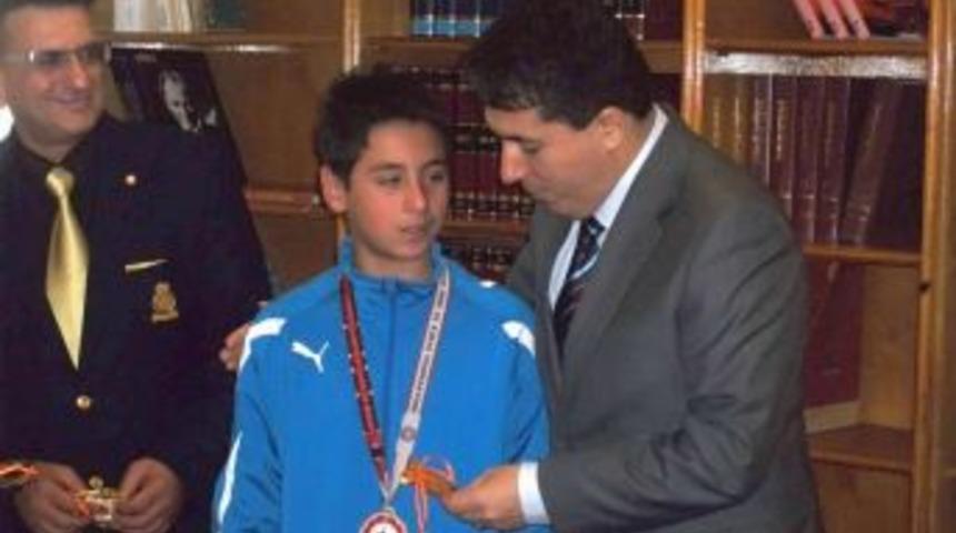 Sinop Valisi Cengiz, başarılı sporcuları &ouml;d&uuml;llendirdi