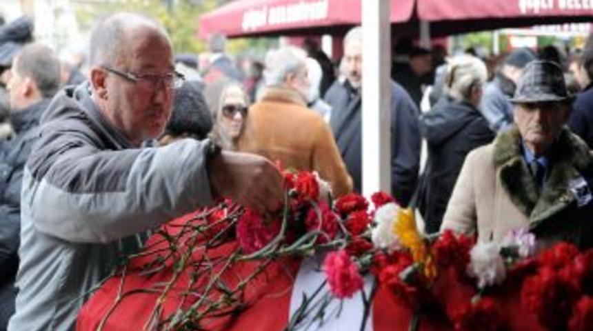 Sanat&ccedil;ı Esin Afşar son yolculuğuna uğurlandı