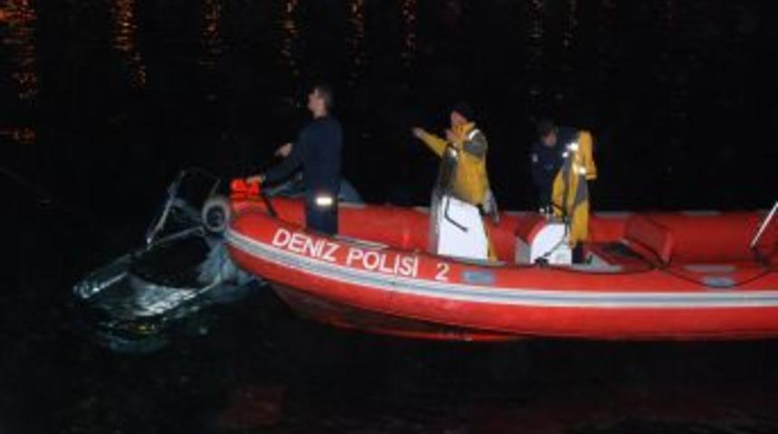 İzmir'de kaza yapan otomobil denize u&ccedil;tu