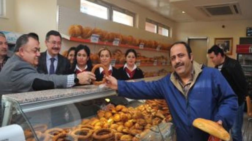 Başkan G&ouml;k&ccedil;ek, G&ouml;kkuşağı'ndaki halk ekmek standını gezdi