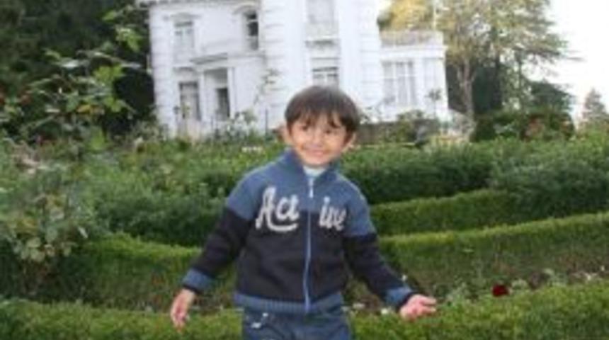 Depremzede Oğuz Can ve ailesi, Trabzonspor'un daveti &uuml;zerine Trabzon&rsquo;a geldi