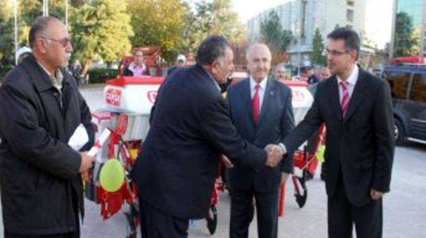 Ceyhan'da çiftçilere makine desteği sağlandı