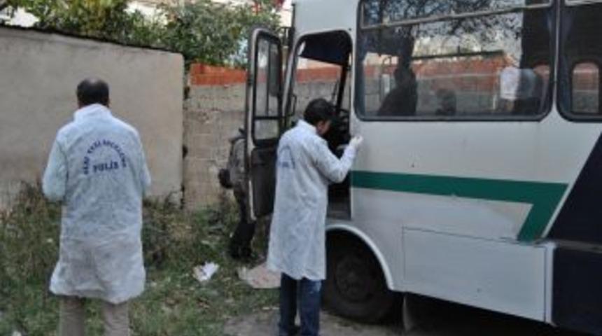 Akaryakıt istasyonundan &ccedil;alınan muhtarlık minib&uuml;s&uuml; arsada bulundu