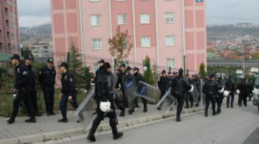 Romanlar'ın barakalarının yıkımında gerginlik