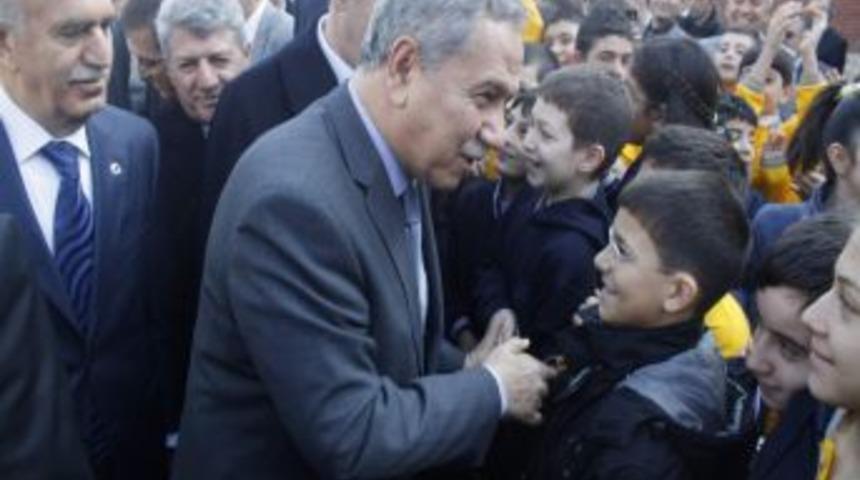 B&uuml;lent Arın&ccedil;, ilgi g&ouml;ren tiyatrocuları kıskandı: D&ouml;n&uuml;p gidecektik