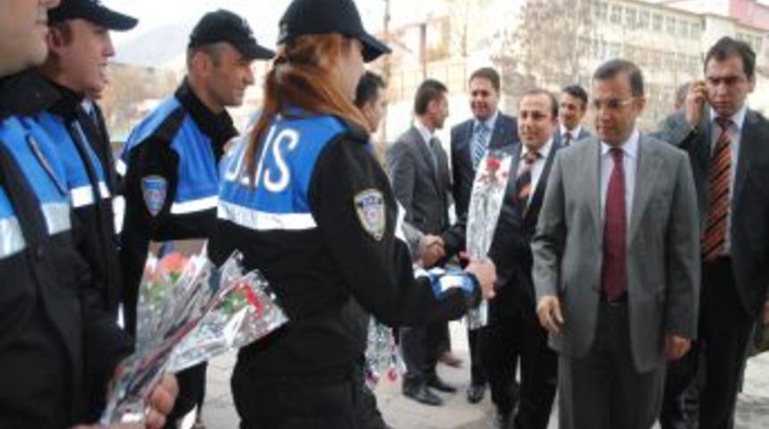 Hakkari'de &Ouml;ğretmeler G&uuml;n&uuml; kutlaması