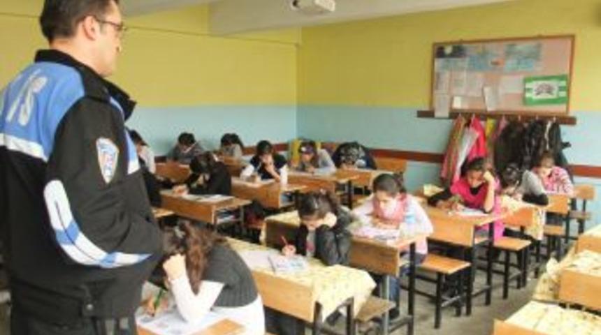 Siirt Emniyeti, 'Geleceğiniz G&uuml;vende' projesiyle 130 &ouml;ğrenciyi SBS'ye hazırlıyor