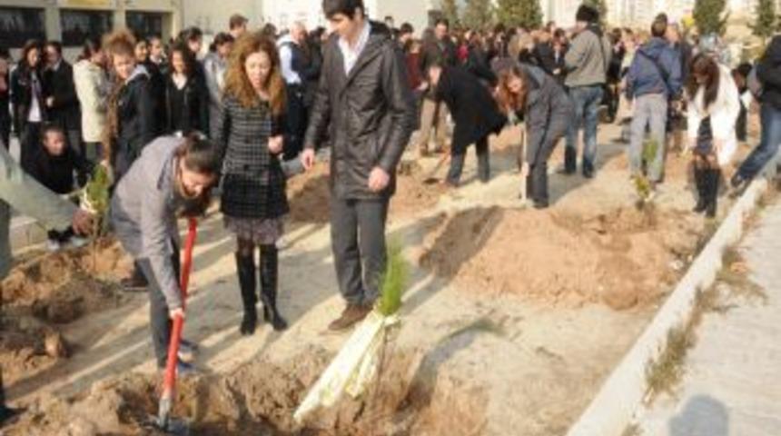 Van depreminde şehit olan &ouml;ğretmenler i&ccedil;in fidan diktiler