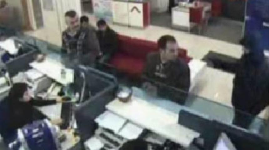 Sevgilisinin yanına gitmek i&ccedil;in banka soydu