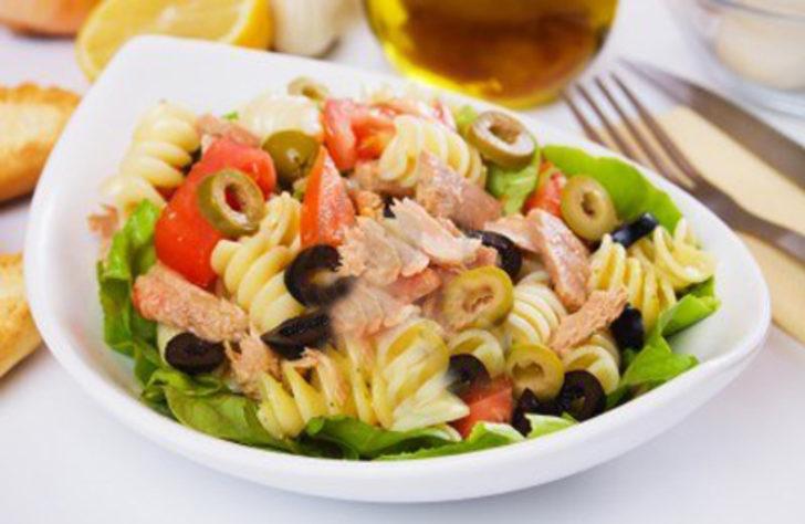 Ton balıklı makarna salatası