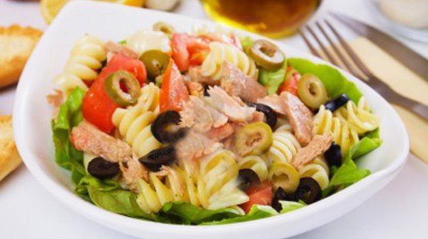 Ton balıklı makarna salatası