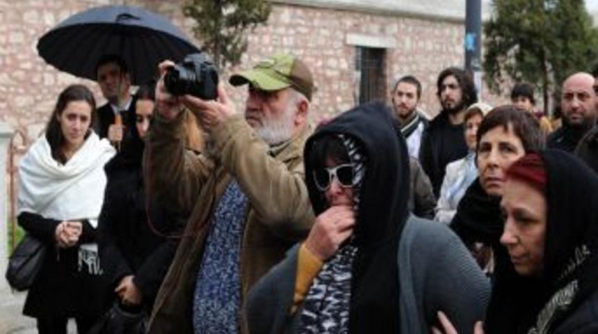 Savaş Ay annesini son yolculuğuna uğurladı