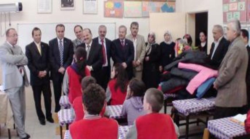 ALBARDER VE TUDEB&rsquo;den &ouml;ğrencilere kışlık palto yardımı