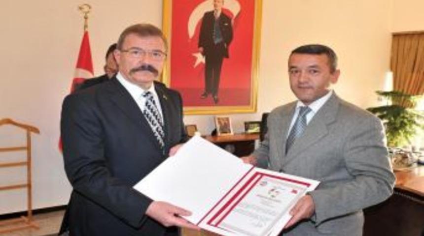 Vali Cerrah, sağlık &ccedil;alışanlarını &ouml;d&uuml;llendirdi