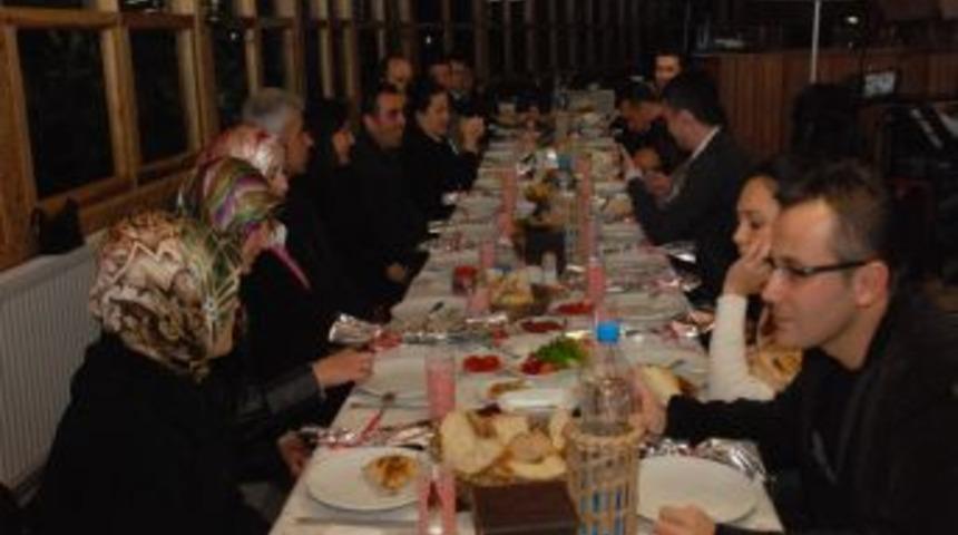 Çayırlı İlköğretim Okulu öğretmenleri yemekte bir araya geldi