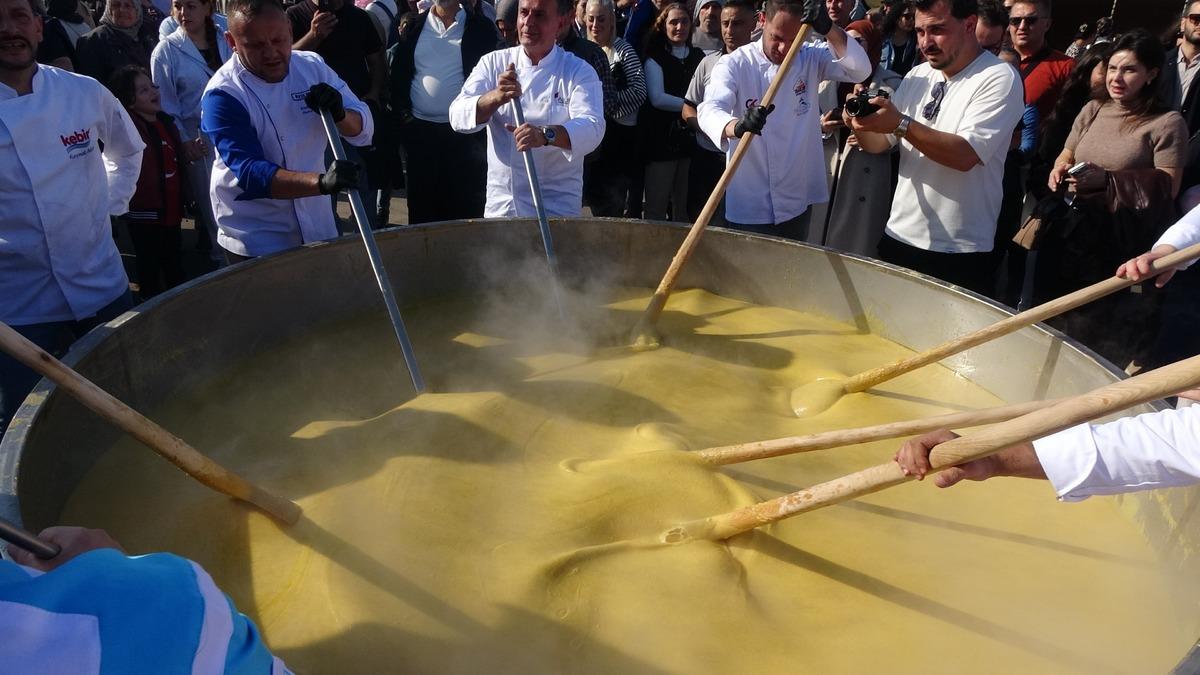 Dev kazanda 1 ton 680 kiloluk kuymak yaptılar! Vinçle karıştırdılar 2