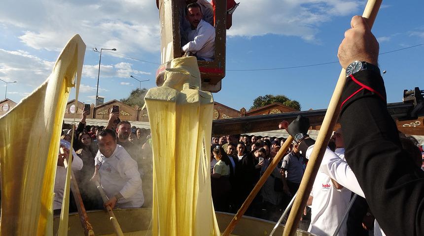 Dev kazanda 1 ton 680 kiloluk kuymak yaptılar! Vin&ccedil;le karıştırdılar
