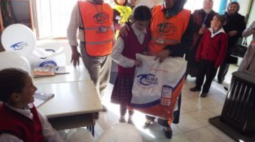 K&ouml;y okulundaki &ouml;ğrencileri unutmadılar