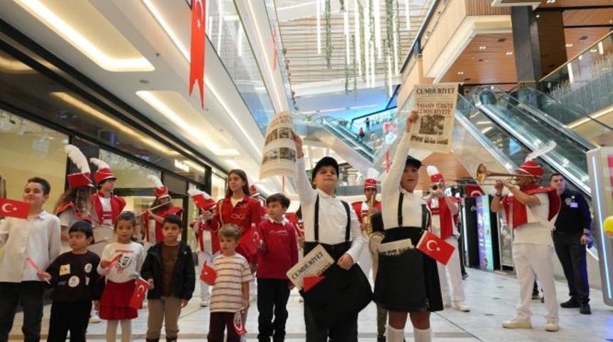 29 Ekim coşkusu: Çocuklar, özel kostümleriyle gazete dağıttı