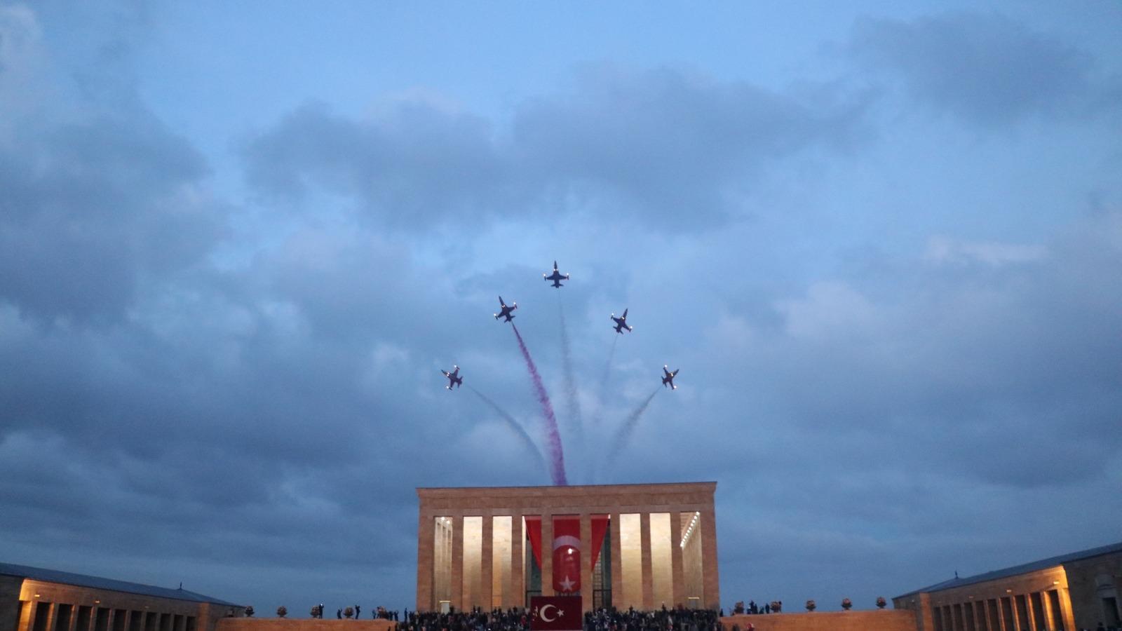Cumhuriyet Bayramı’nda Türk Yıldızları'ndan Anıtkabir’de saygı uçuşu