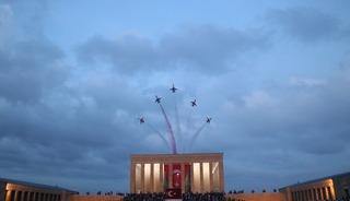 Cumhuriyet Bayramı’nda Türk Yıldızları'ndan Anıtkabir’de saygı uçuşu