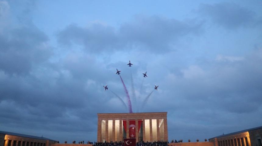 Cumhuriyet Bayramı’nda Türk Yıldızları'ndan Anıtkabir’de saygı uçuşu