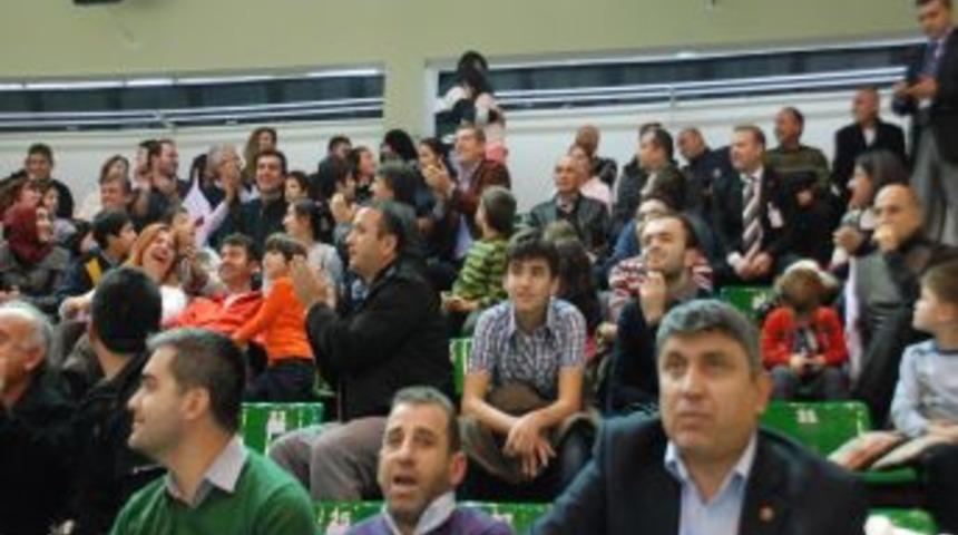 Seyirci desteği ile sevdiğine evlenme teklifi etti