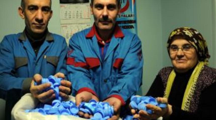 10 bin mavi kapak toplayan iş&ccedil;iler muhatap bulamamaktan şikayet&ccedil;i