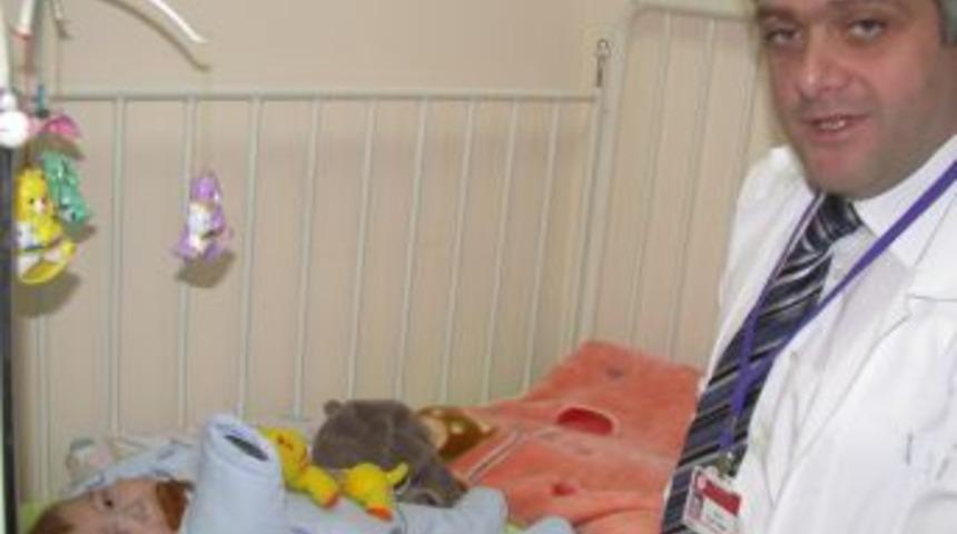 Kuzey bebek, organ nakli i&ccedil;in hava ambulansı ile İngiltere&rsquo;ye g&ouml;nderildi