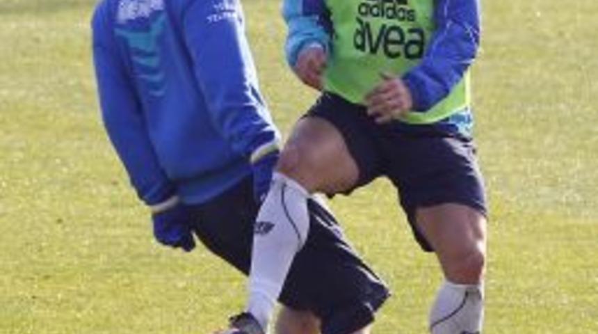 Fenerbah&ccedil;e'de sakatlanan Sezer, sahayı sedyeyle terk etti