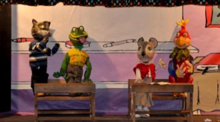 Zambak Kutla Tiyatrosu minikleri hem bilgilendirdi hem de g&uuml;ld&uuml;rd&uuml;