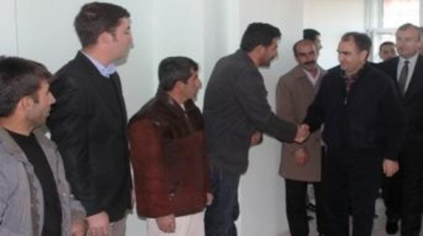 Vali &Ouml;zkan depremzedeleri ziyaret etti