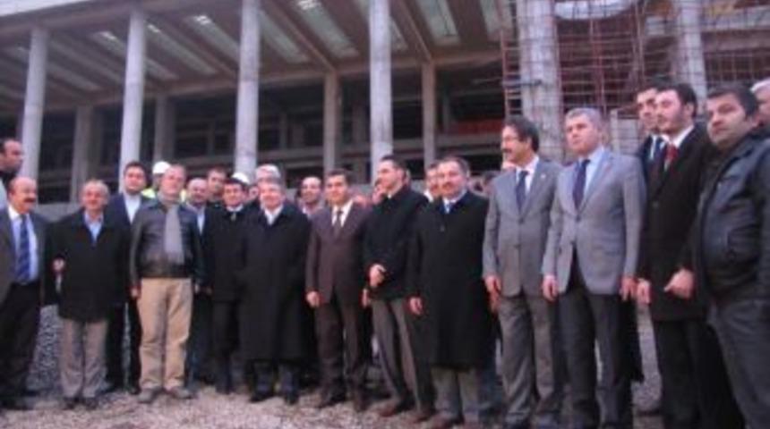 Bakan Şahin, inşaatı devam eden &Uuml;nye Devlet Hastanesi&rsquo;ni ziyaret etti